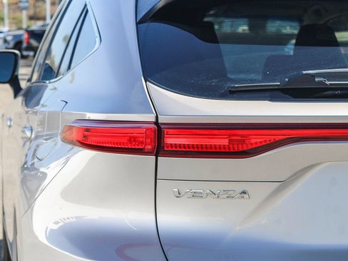 Used 2022 Toyota Venza LE AWD/4WD image 7