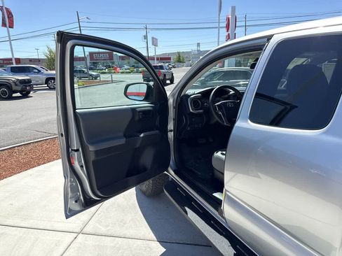 Used 2020 Toyota Tacoma SR5 w/ SR5 Appearance Package (SM) AWD/4WD image 10