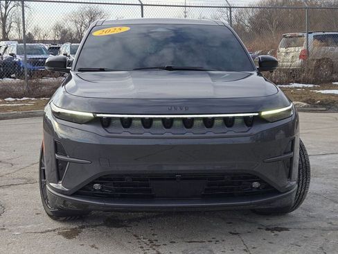 Used 2025 Jeep Wagoneer S Launch Edition image 9