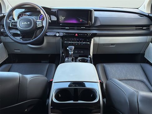 Used 2024 Kia Carnival EX image 18