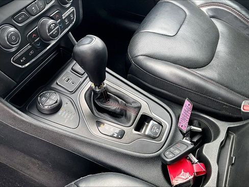 Used 2019 Jeep Cherokee Trailhawk image 16