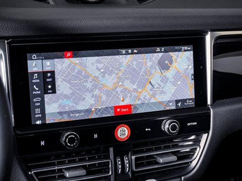 Certified 2025 Porsche Macan image 22