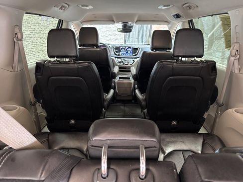 Used 2024 Chrysler Pacifica Touring-L image 14