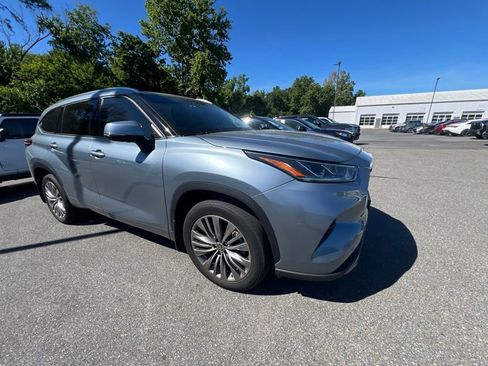 Used 2022 Toyota Highlander Platinum AWD/4WD image 3