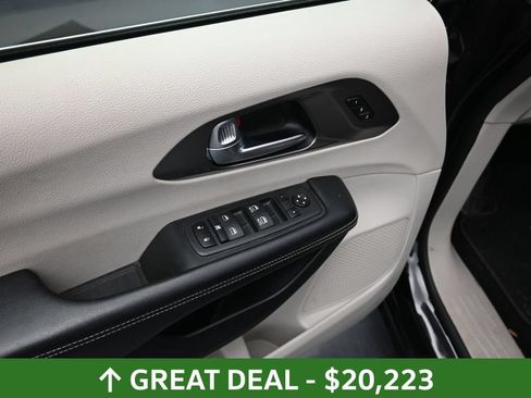 Used 2023 Chrysler Pacifica Touring-L FWD image 18