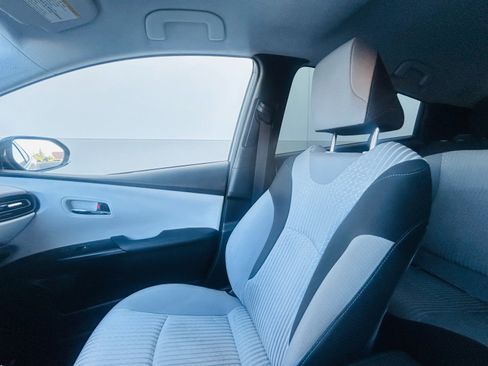Used 2017 Toyota Prius Two w/ Preferred Accessory Package FWD image 17