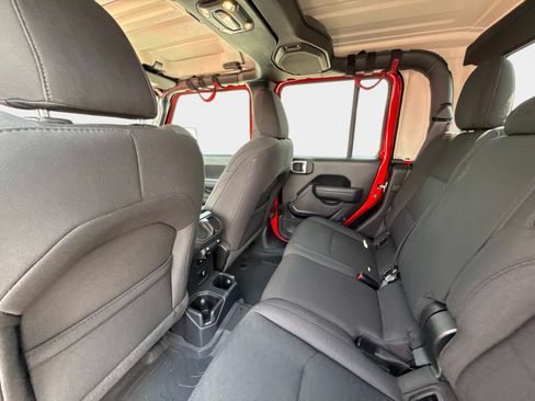 Certified 2022 Jeep Gladiator Sport AWD/4WD image 18