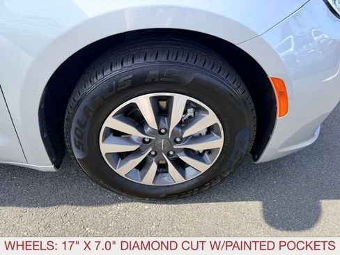 Certified 2024 Chrysler Pacifica Limited FWD image 8