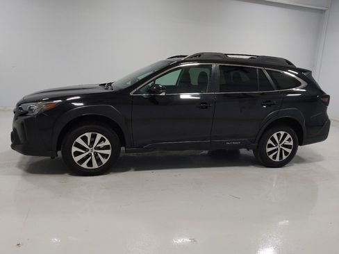Used 2023 Subaru Outback Premium AWD/4WD image 2