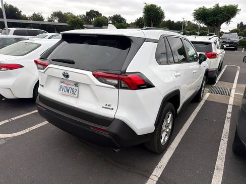 Used 2021 Toyota RAV4 LE AWD/4WD image 5
