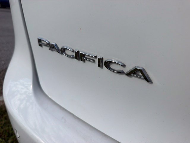 Used 2024 Chrysler Pacifica Touring-L FWD image 11