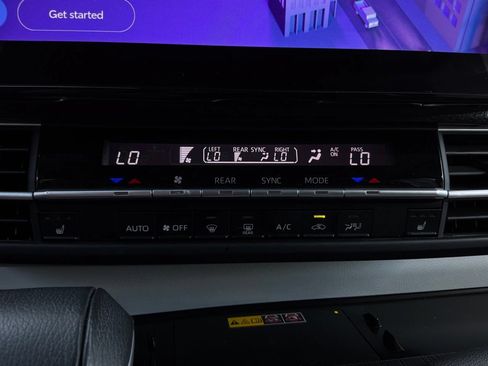 Used 2025 Toyota Sienna XLE FWD image 33