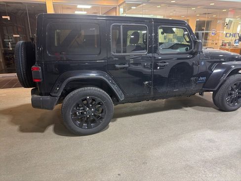 Used 2025 Jeep Wrangler Unlimited Sahara w/ Safety Group image 4