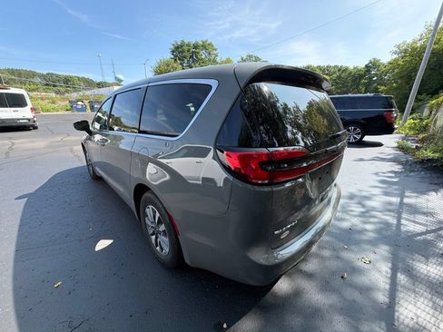 Used 2025 Chrysler Pacifica Select FWD image 2