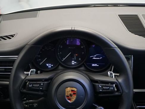 Certified 2026 Porsche Macan AWD/4WD image 18