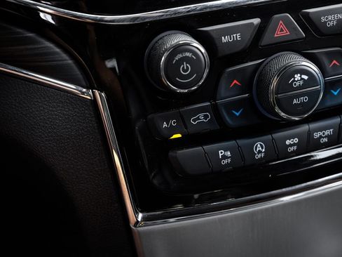 Used 2022 Jeep Grand Cherokee Limited w/ Tech Group image 36