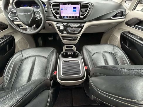 Used 2022 Chrysler Pacifica Touring-L FWD image 13
