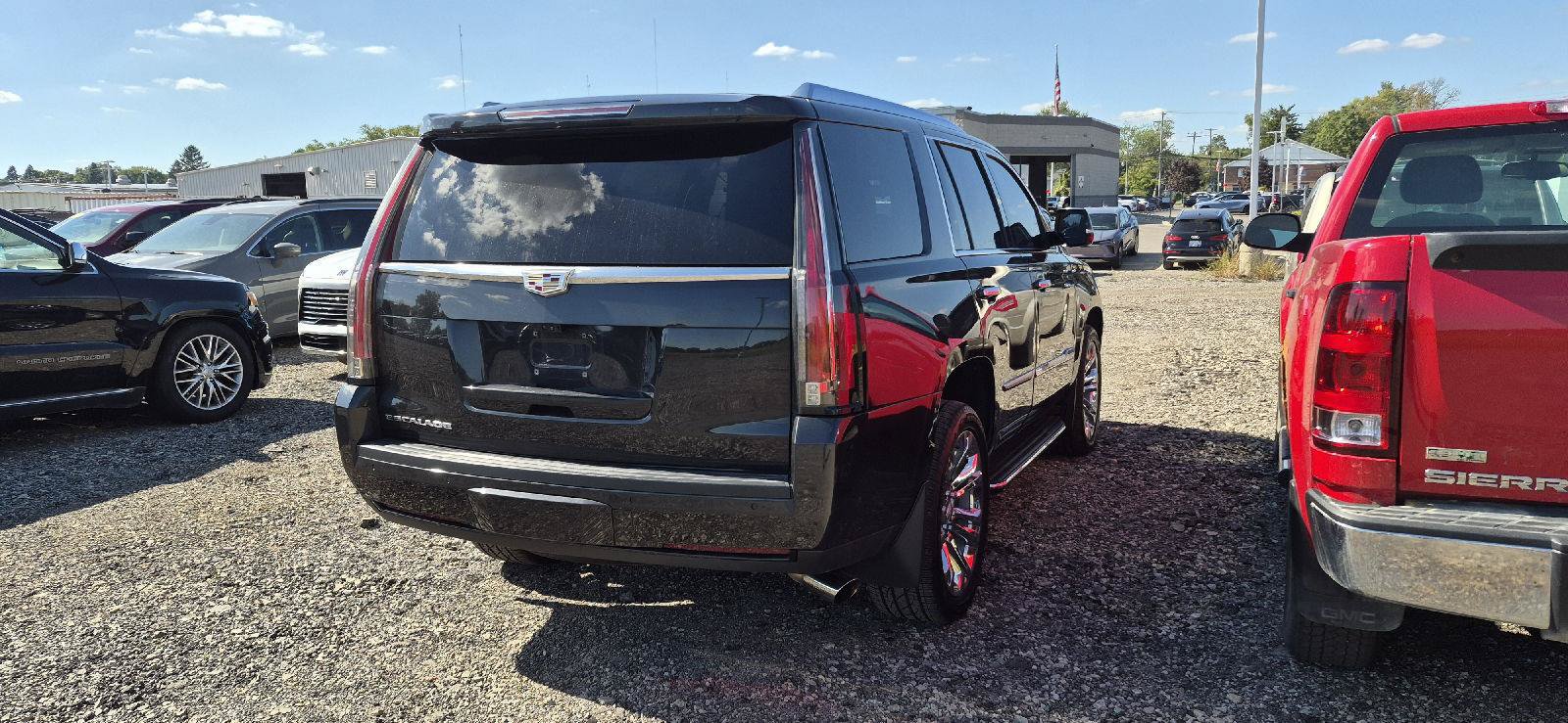 Used 2019 Cadillac Escalade Luxury w/ LPO, Radiant Package AWD/4WD image 3