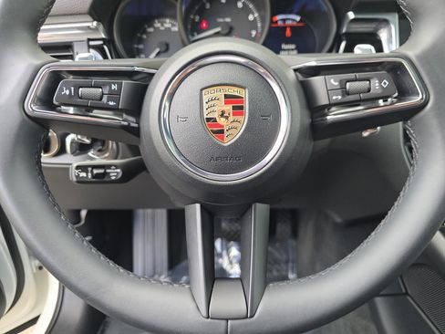 Certified 2026 Porsche Macan AWD/4WD image 18