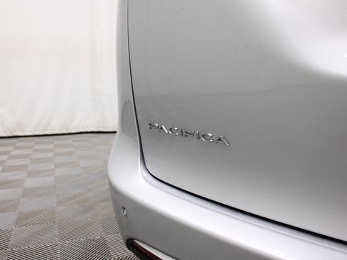 Used 2023 Chrysler Pacifica Touring-L FWD image 29