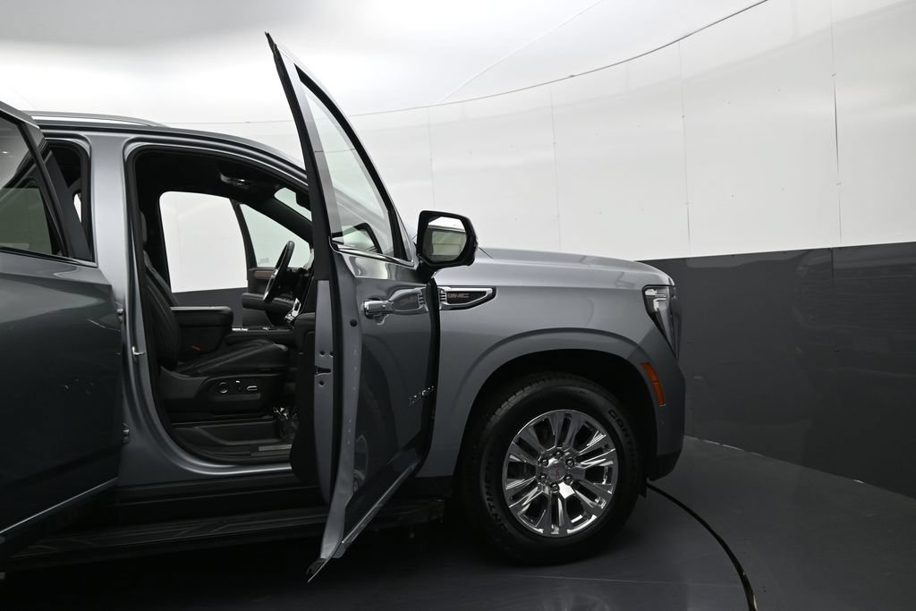 Used 2025 GMC Yukon Denali AWD/4WD image 9