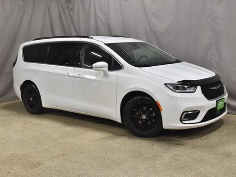 Certified 2022 Chrysler Pacifica Touring-L image 4