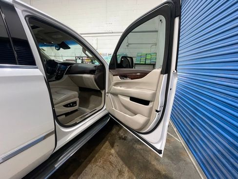 Used 2016 Cadillac Escalade Luxury image 27