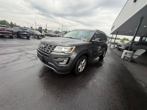 Used 2017 Ford Explorer XLT w/ Equipment Group 202A AWD/4WD image 3