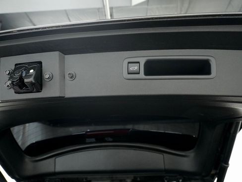 Certified 2023 Toyota Highlander L image 8