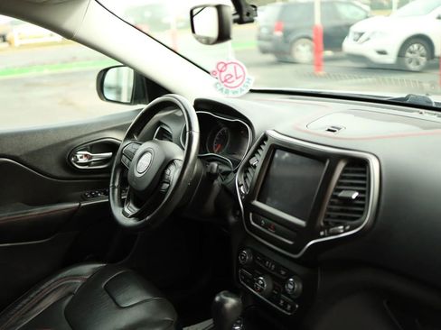 Used 2019 Jeep Cherokee Trailhawk AWD/4WD image 46