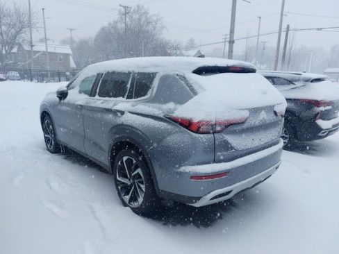 Used 2024 Mitsubishi Outlander SE image 3