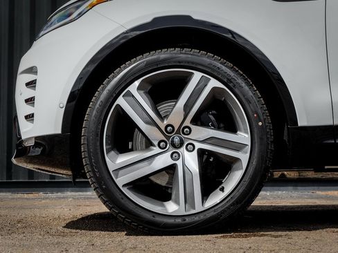 Used 2025 Land Rover Discovery Metropolitan Edition image 4