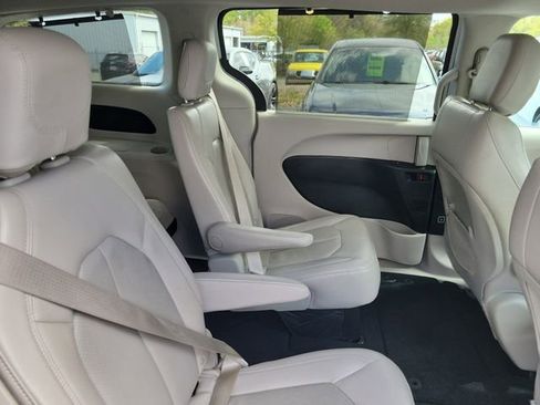 Used 2018 Chrysler Pacifica Touring-L image 31
