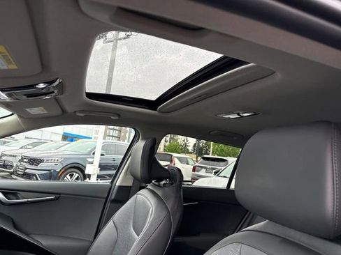 Certified 2023 Kia Niro SX Touring FWD image 17