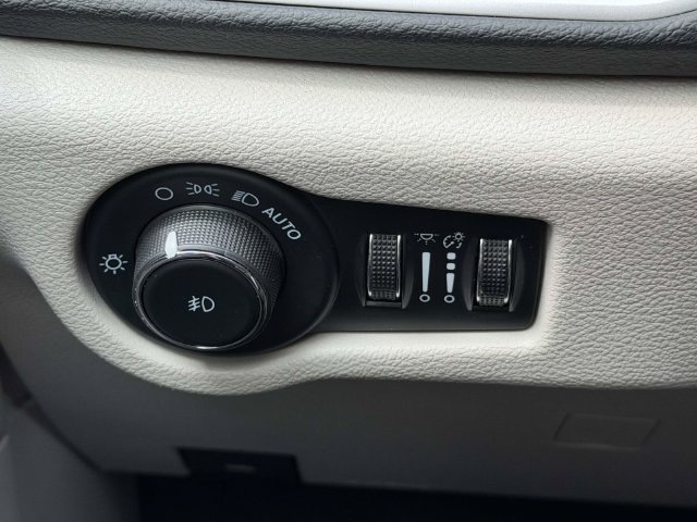 Used 2023 Chrysler Pacifica Touring-L FWD image 26