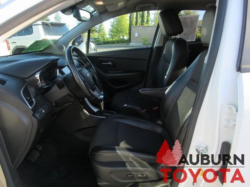 Used 2022 Chevrolet Trax LT w/ LT Convenience Package image 11