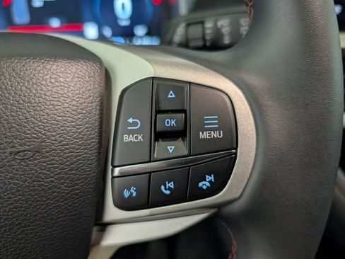 Used 2025 Ford Explorer Active AWD/4WD image 18