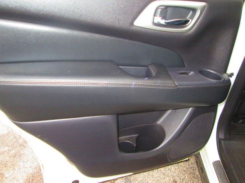 Used 2017 Nissan Pathfinder Platinum image 12