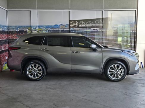 Certified 2026 Toyota Highlander Limited AWD/4WD image 4