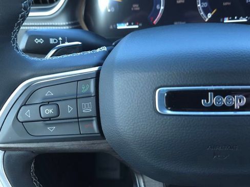 Used 2025 Jeep Grand Cherokee Limited w/ Black Appearance Package image 30