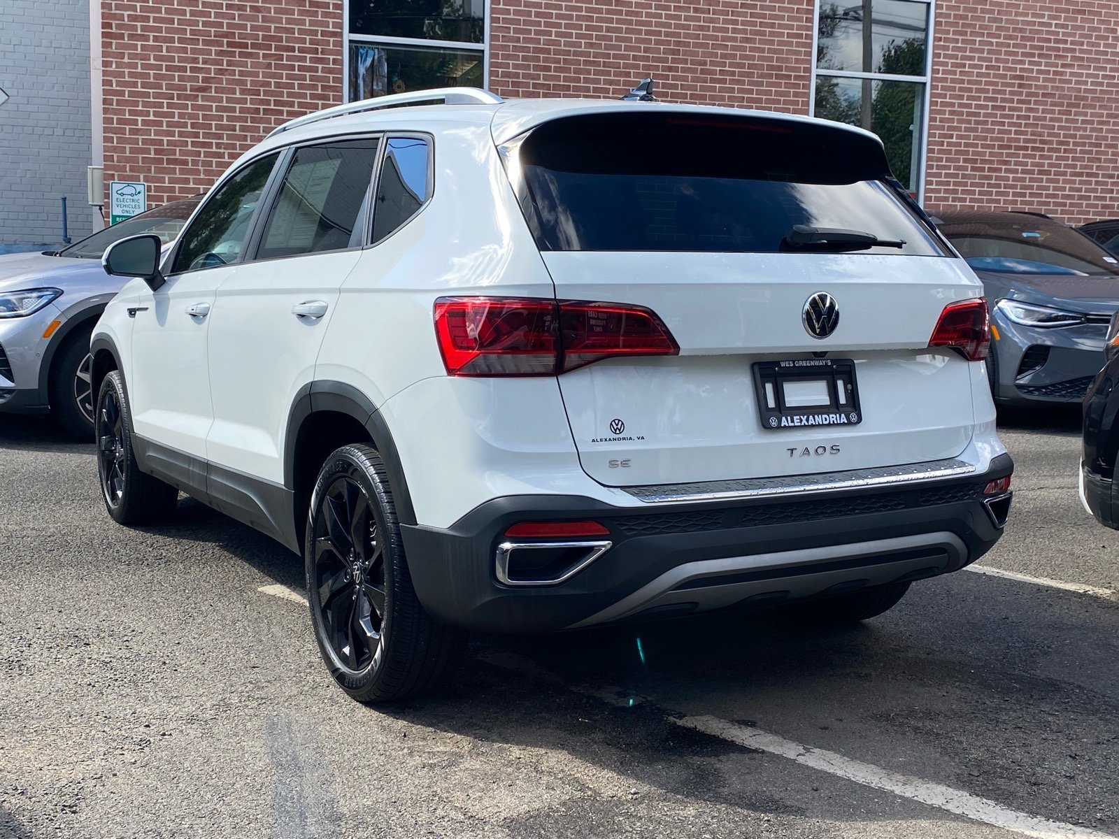Certified 2023 Volkswagen Taos SE w/ Black Wheel Package FWD image 4
