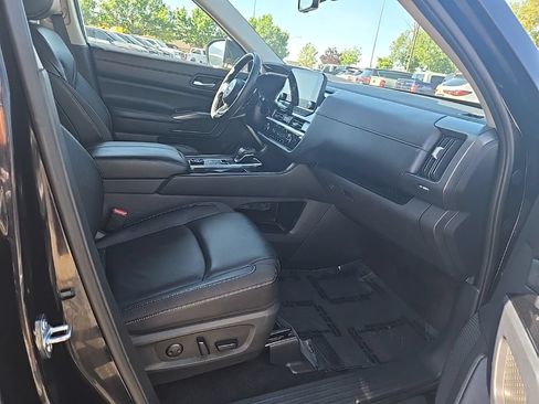 Used 2025 Nissan Pathfinder SL AWD/4WD image 29