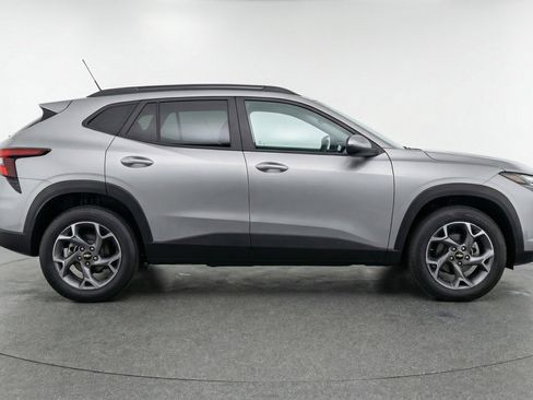 Used 2025 Chevrolet Trax LT FWD image 11