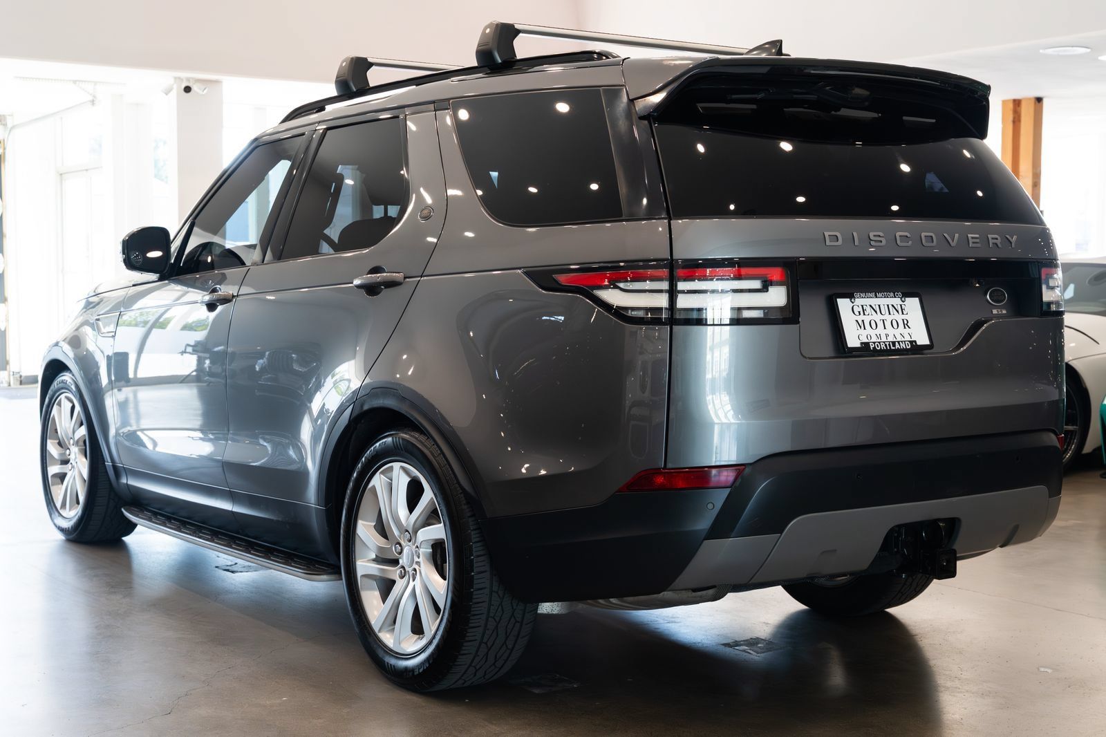 Used 2017 Land Rover Discovery SE AWD/4WD image 6