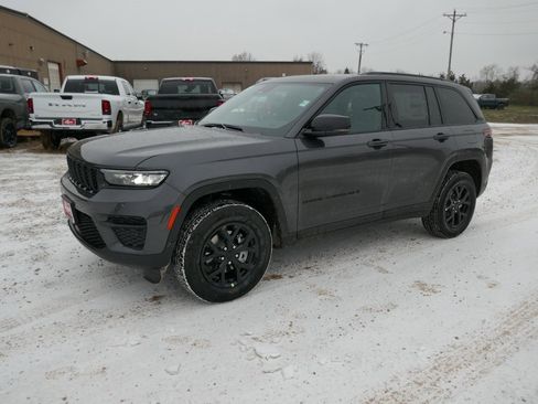 New 2025 Jeep Grand Cherokee Altitude image 7