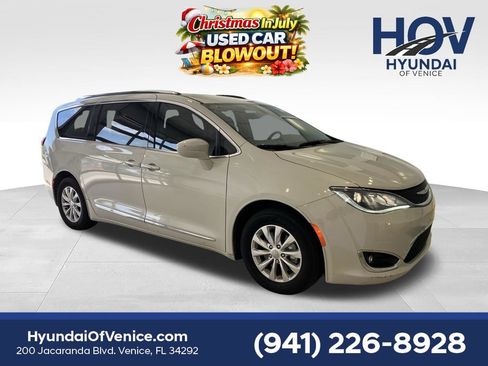 Used 2019 Chrysler Pacifica Touring-L w/ Premium Audio Group FWD image 1