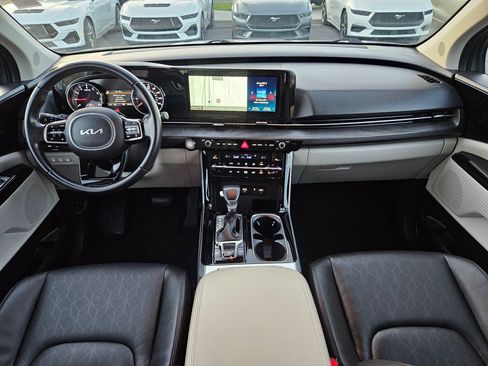 Used 2024 Kia Carnival EX image 30