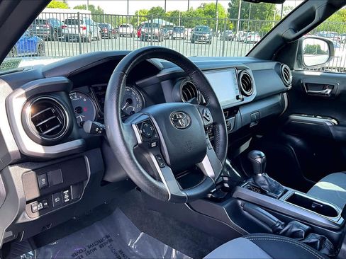 Used 2021 Toyota Tacoma TRD Off-Road w/ Technology Package AWD/4WD image 17