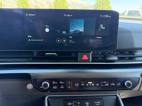 Used 2025 Kia Carnival FWD image 31