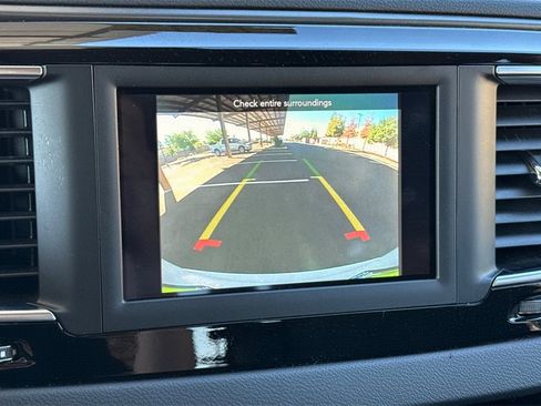 Used 2020 Chrysler Pacifica Touring image 27